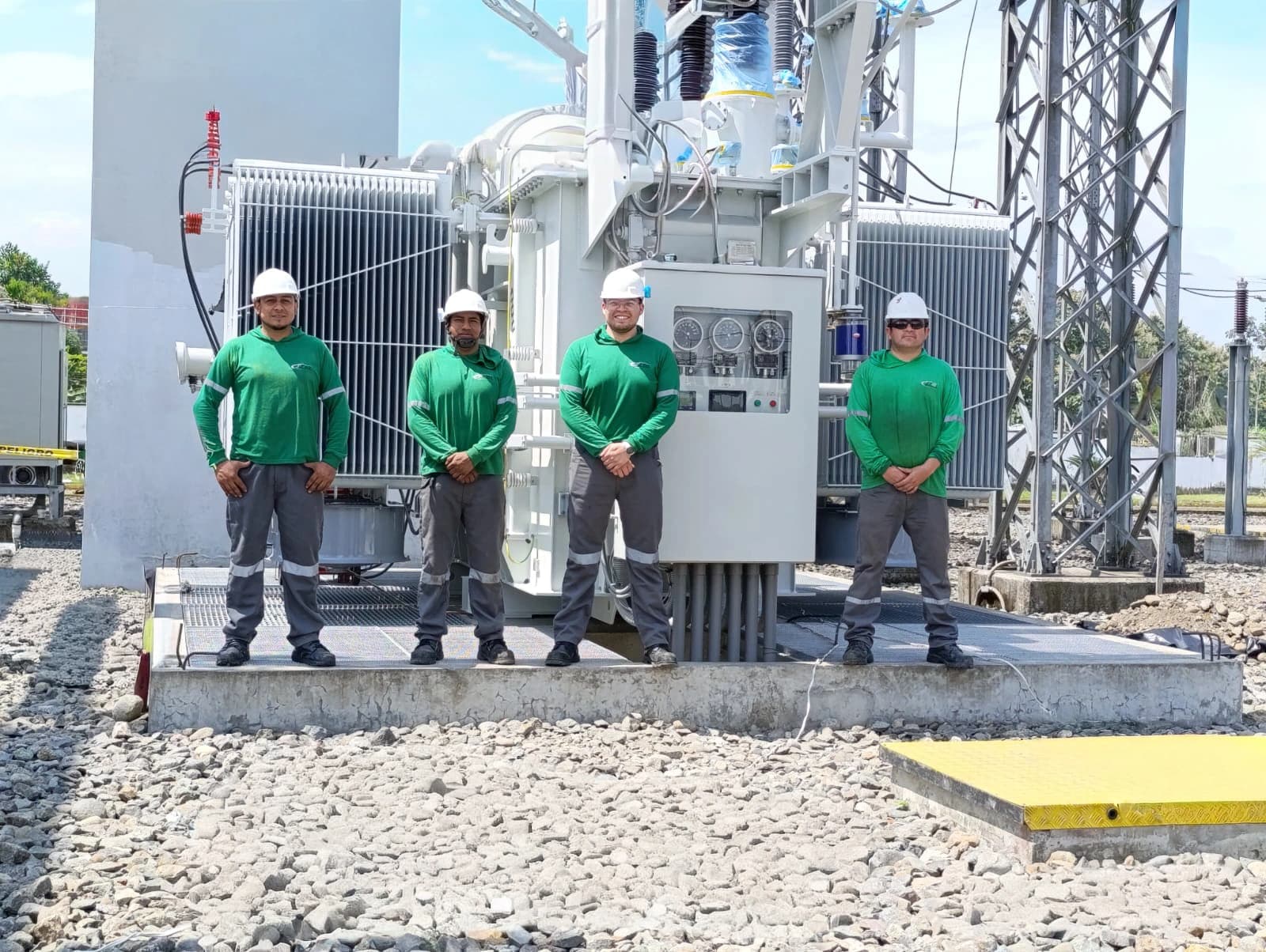 Equipo técnico de SSEI frente a un transformador de potencia