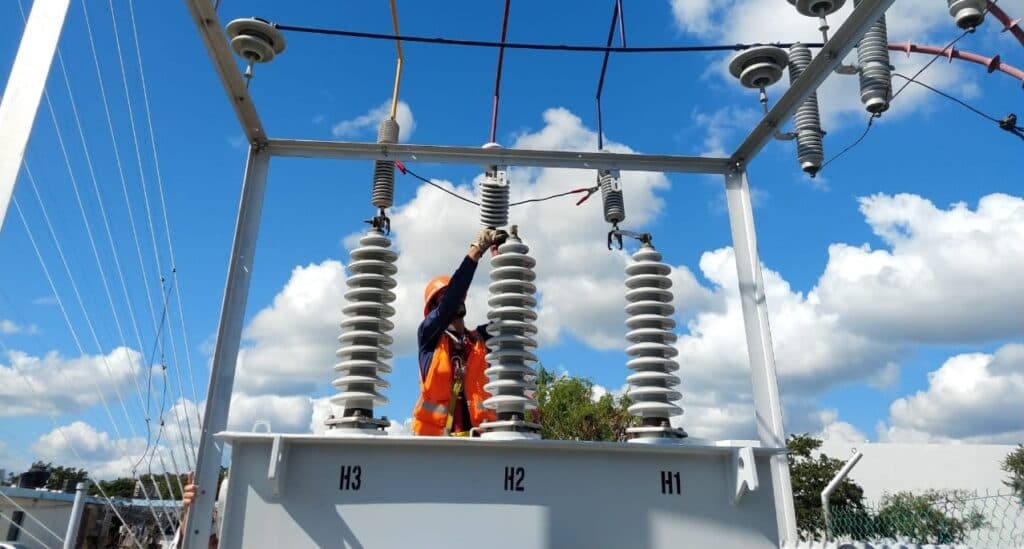 Técnico comisionando el seccionador de una subestación