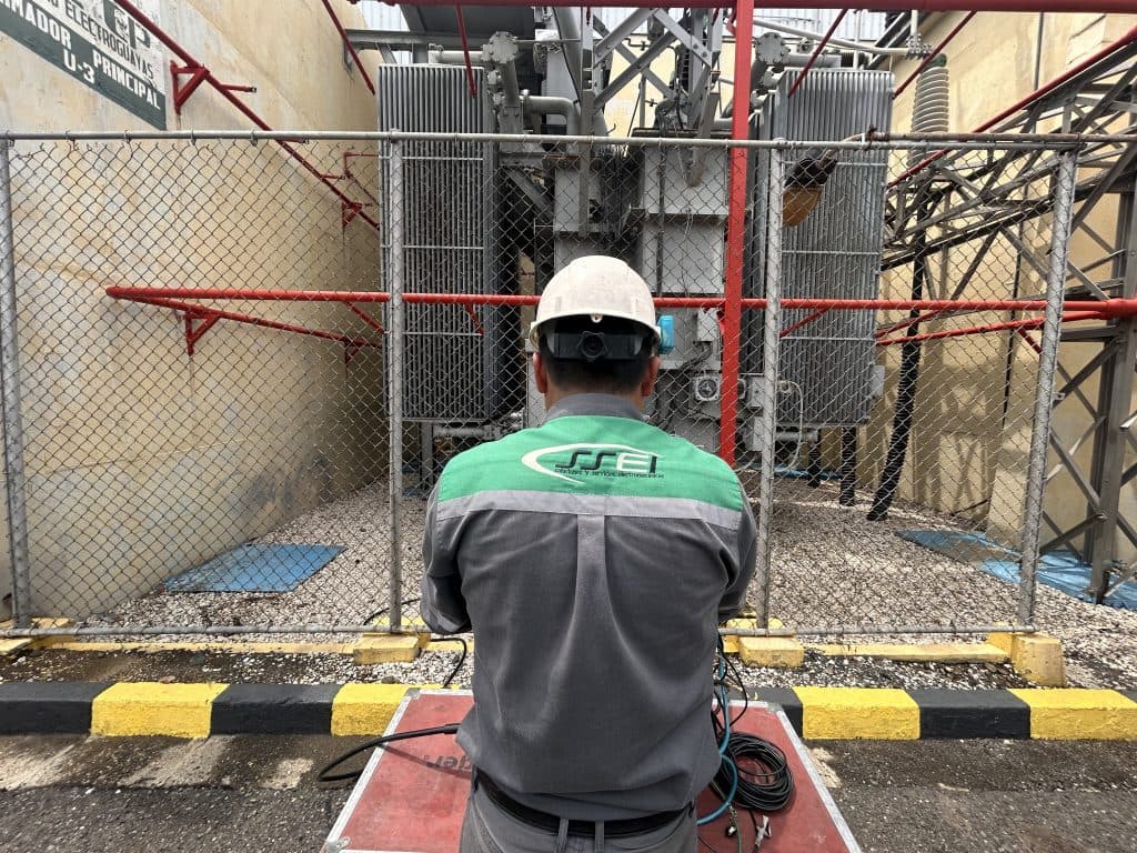 Técnico de SSEI monitoreando el transformador principal de una subestación