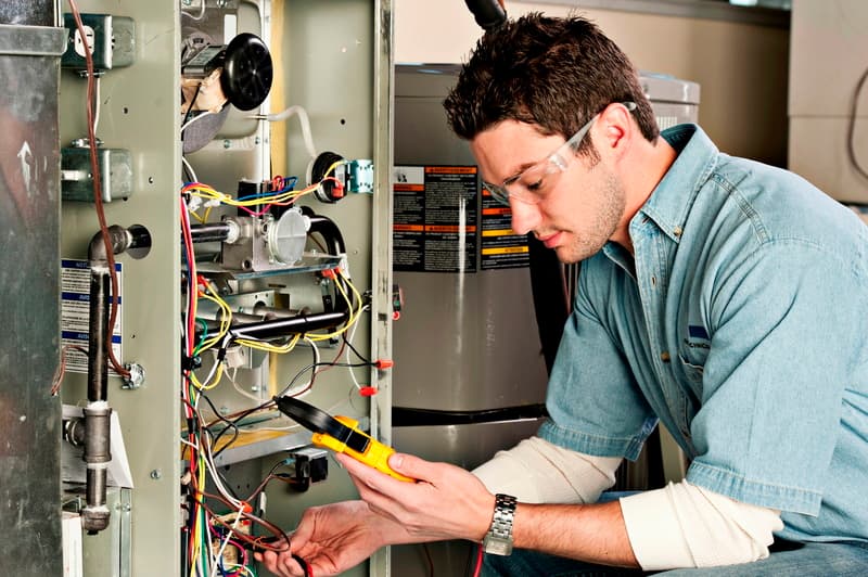 Técnico electricista revisando un tablero de control