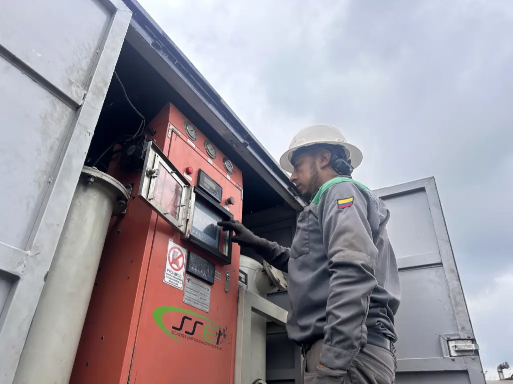 Técnico de SSEI revisando el tablero de control de un equipo móvil