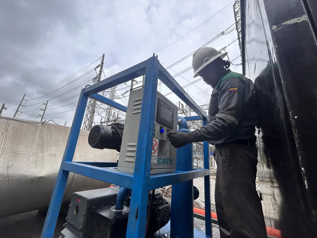 Técnico de SSEI operando una unidad de tratamiento de aceite dieléctrico